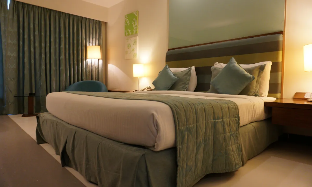 Use Light Colors and Mirrors interior design room